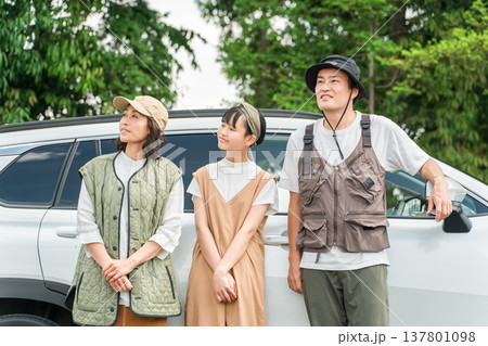 ドライブ・家族旅行・車で旅行に来た家族・ファミリー ドライブ・家族旅行・車で旅行に来た家族・ファミリー 137801098