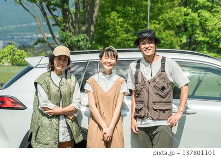 ドライブ・家族旅行・車で旅行に来た家族・ファミリー 137801101