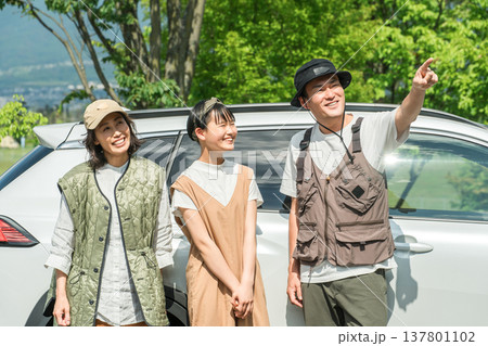 ドライブ・家族旅行・車で旅行に来た家族・ファミリー 137801102