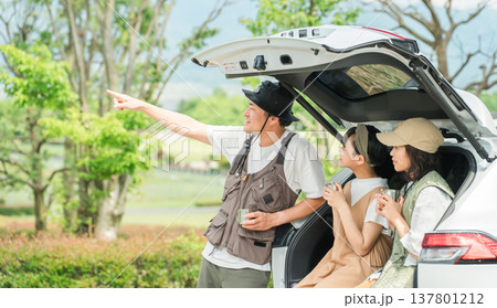 ドライブ・家族旅行・車で旅行に来た家族・ファミリー 137801212