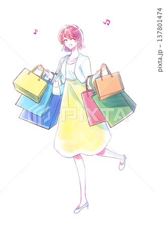 買い物袋をたくさん持った女性　春 137801474