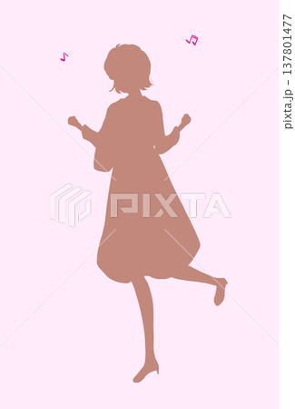 楽しそうな女性　春　シルエット 137801477