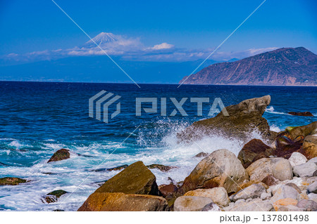 （静岡県）荒波打ち寄せる西伊豆戸田の海岸から海越しの富士山 137801498