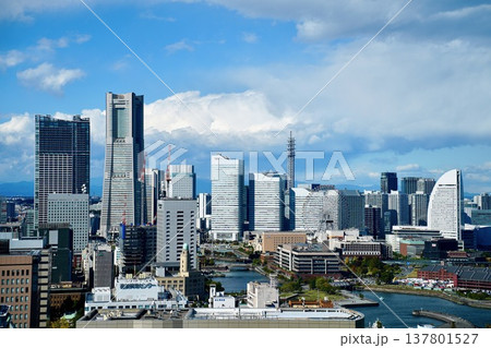 横浜みなとみらい21の全景と青空 ランドマークタワーと赤レンガ倉庫 横浜みなとみらい21の全景と青空 ランドマークタワーと赤レンガ倉庫 137801527