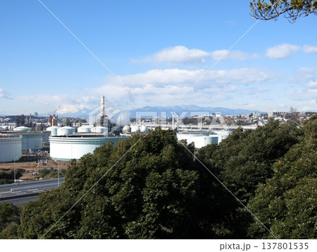 横浜市の三溪園にある松風閣（展望台）からの眺め（富士山・丹沢山地方向） 137801535