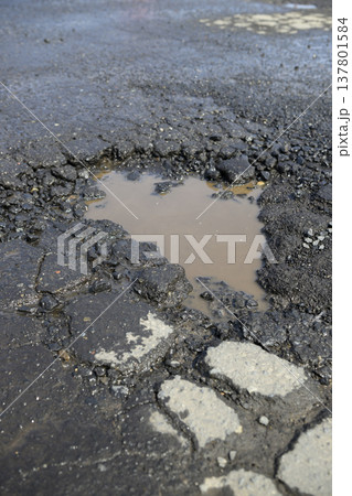 道路にできたポットホール（アスファルトの穴） 137801584