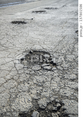 道路にできたポットホール（アスファルトの穴） 137801586