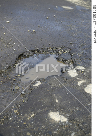 道路にできたポットホール（アスファルトの穴） 137801589