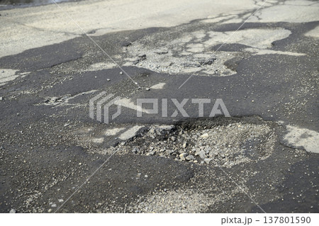 道路にできたポットホール（アスファルトの穴） 137801590