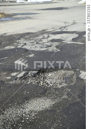 道路にできたポットホール（アスファルトの穴） 137801591