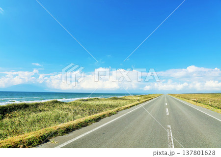 北海道　夏の青空とオロロンライン 137801628