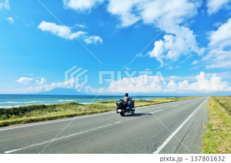 北海道　青空のオロロンラインを行くバイク 137801632