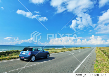 北海道　青空のオロロンラインを行く車 137801633