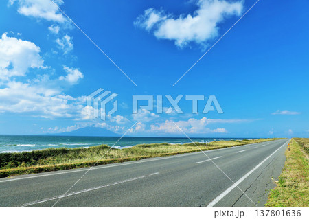北海道　夏の青空とオロロンライン 137801636