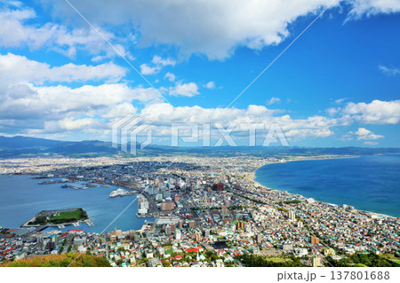 北海道　秋の青空　函館からの風景 137801688