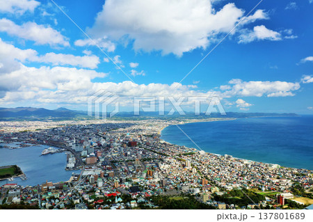 北海道　秋の青空　函館からの風景 137801689