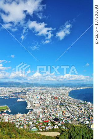 北海道　秋の青空　函館からの風景 137801693