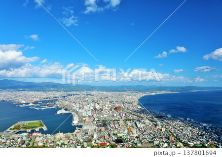 北海道　秋の青空　函館からの風景 137801694