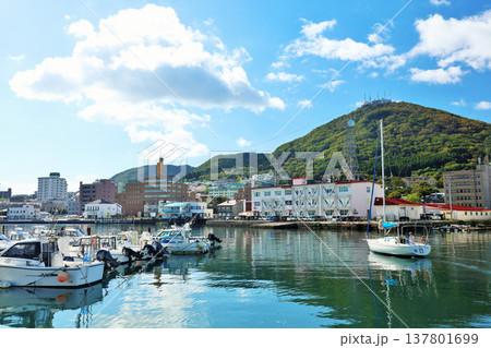 北海道　秋の青空　函館からの風景 137801699