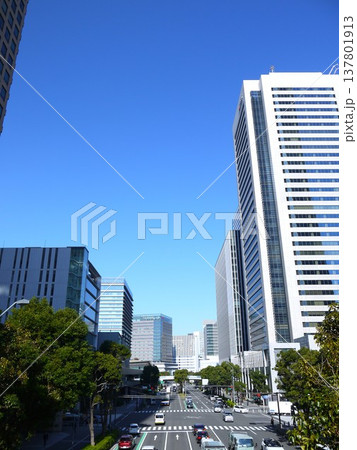 大通りのあるオフィス街の風景 大通りのあるオフィス街の風景 137801913