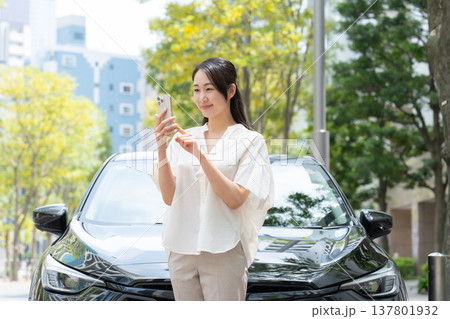 女性　車　スマホ　ライドシェア 137801932