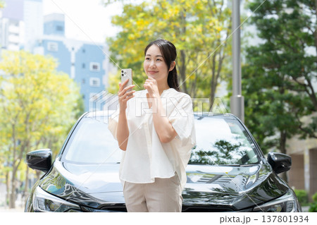 女性　車　スマホ　ライドシェア 137801934