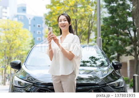 女性　車　スマホ　ライドシェア 137801935