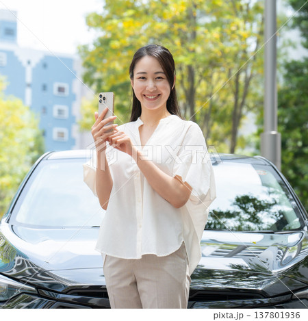 女性　車　スマホ　ライドシェア 137801936