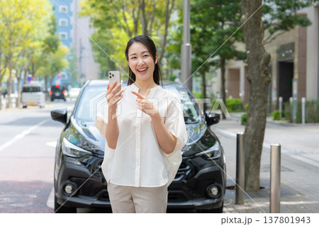 女性　車　スマホ　ライドシェア　お勧め 137801943