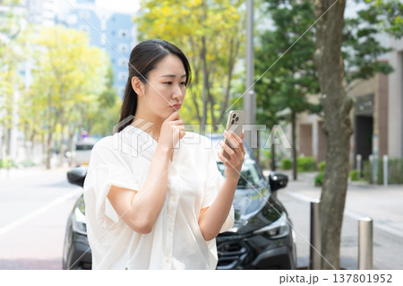 女性　車　スマホ　ライドシェア　困る 137801952