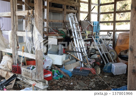 放置された家 散らかったイメージ画像 放置された家 散らかったイメージ画像 137801966