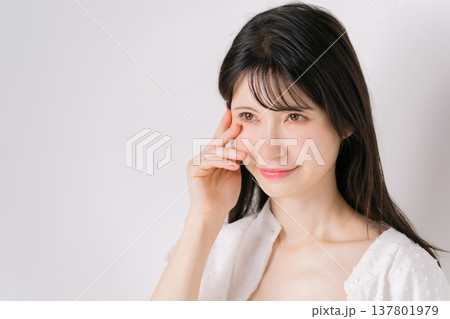 女性　目元 137801979