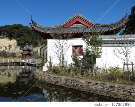 横浜市の本牧市民公園にある上海横浜友好園(玉蘭庁・池・湖心亭) 横浜市の本牧市民公園にある上海横浜友好園(玉蘭庁・池・湖心亭) 137801986
