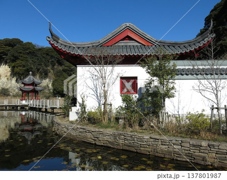 横浜市の本牧市民公園にある上海横浜友好園（玉蘭庁・池・湖心亭） 137801987