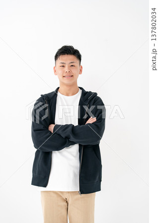 若い男性　カジュアル　腕組み 137802034