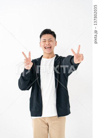 若い男性　カジュアル　ピース 137802035