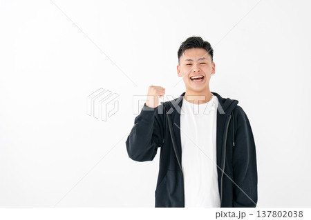 若い男性 カジュアル ガッツポーズ 若い男性 カジュアル ガッツポーズ 137802038