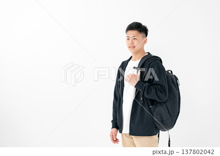 若い男性　カジュアル　リュック 137802042