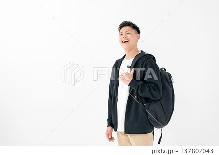 若い男性　カジュアル　リュック 137802043