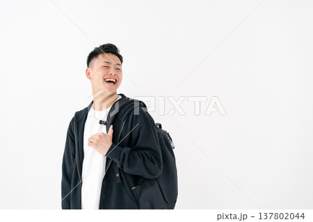 若い男性 カジュアル リュック 若い男性 カジュアル リュック 137802044