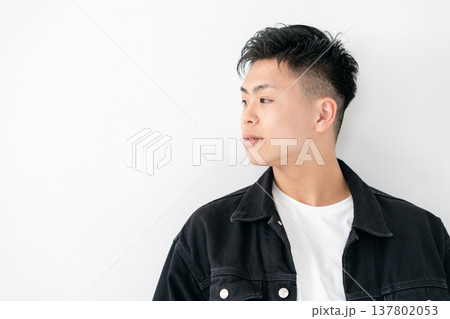 若い男性 ポートレート カジュアル 若い男性 ポートレート カジュアル 137802053