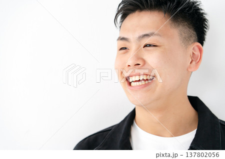 若い男性 ポートレート カジュアル 若い男性 ポートレート カジュアル 137802056