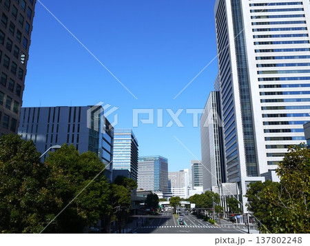 青空が広がるみなとみらいの風景 青空が広がるみなとみらいの風景 137802248