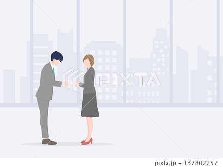 大きな窓があるオフィスで名刺交換をするスーツ姿の男女 137802257
