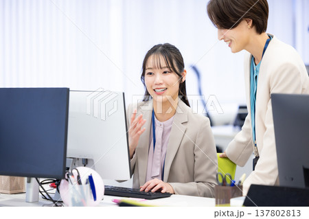 ビジネス オフィスで働く女性 ビジネス オフィスで働く女性 137802813