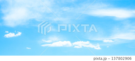 青空と雲のシンプルな風景 青空と雲のシンプルな風景 137802906