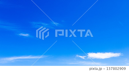 青空と雲のシンプルな風景 137802909