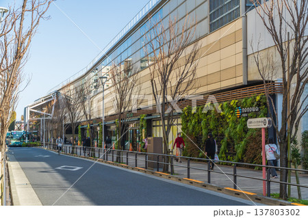 東京の都市風景　武蔵境駅北口風景 137803302