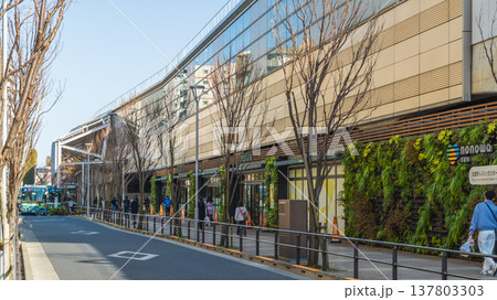 東京の都市風景　武蔵境駅北口風景 137803303