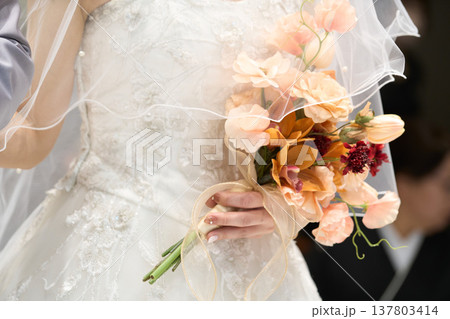 ブーケを持つ新婦 137803414